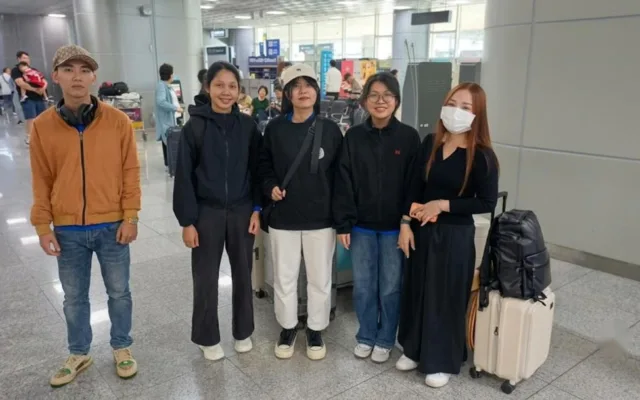 Nhóm năm người cùng vali, hành lý chụp ảnh chung tại sảnh sân bay – chương trình Du học nghề – CHLB Đức