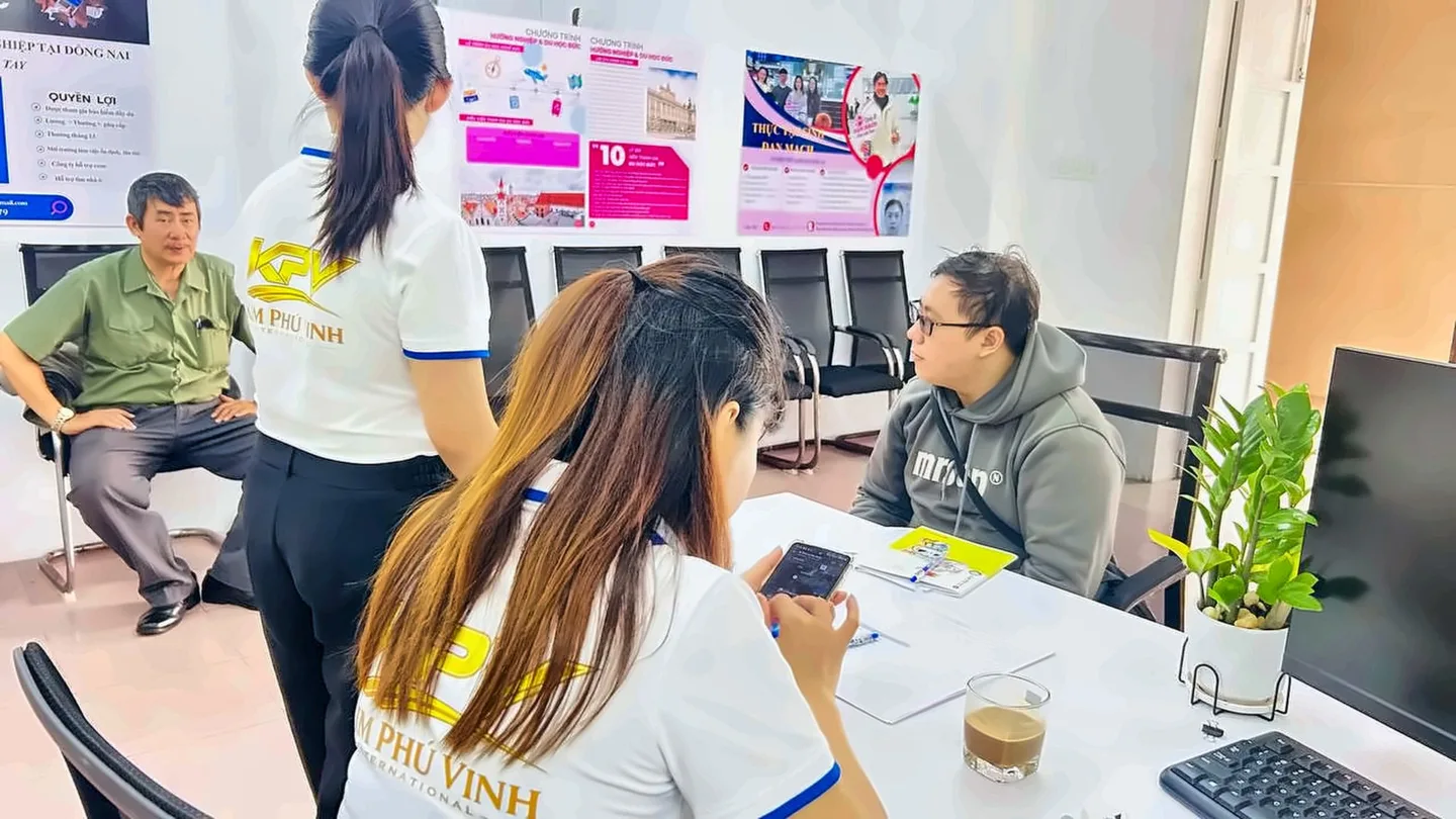 A KPV adviser advising parents and a student on study abroad and foreign language pathways