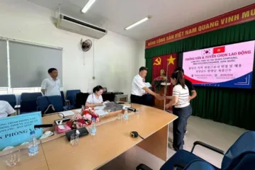 Người trao hồ sơ tại bàn họp trong buổi phỏng vấn tuyển chọn lao động – Phỏng vấn & tuyển chọn lao động thời vụ Hamyang