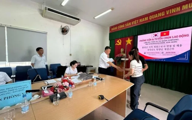 Phòng họp có màn hình ghi “Phỏng vấn & tuyển chọn lao động làm việc thời vụ tại Quận Hamyang” ngày 26/06/2026