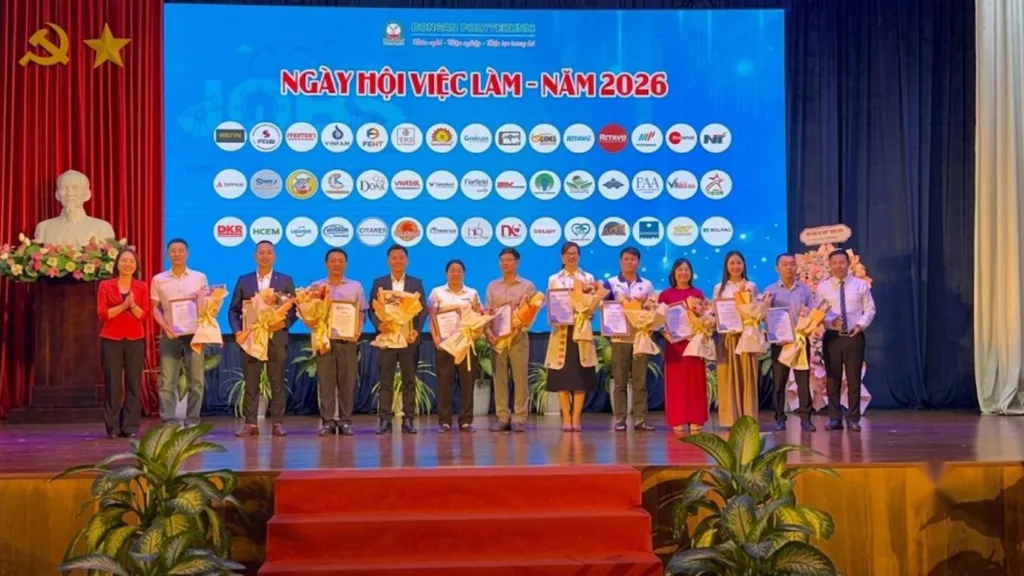 Đại biểu cầm hoa đứng trên sân khấu Ngày hội việc làm năm 2026 – việc làm trong nước, doanh nghiệp FDI