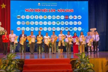 Đại biểu cầm hoa đứng trên sân khấu Ngày hội việc làm năm 2026 – Ngày hội kết nối doanh nghiệp – CĐ Miền Đông