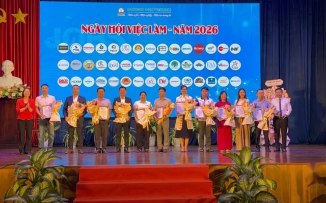 Đại biểu cầm hoa đứng trên sân khấu Ngày hội việc làm năm 2026 – cơ hội du học, thực tập nhờ tiếng Nhật