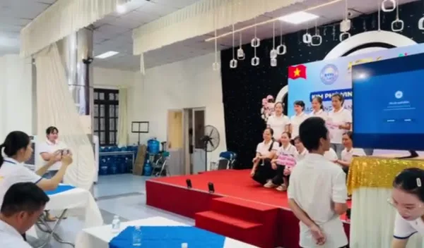 Khung hình mở đầu video: Đón đoàn E8-1 tại hội trường (1)