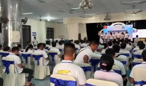 Khung hình mở đầu video: Đón đoàn E8-1 tại hội trường (2)