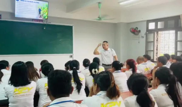 Khung hình mở đầu video: Lớp giáo dục định hướng tại KPV (2)