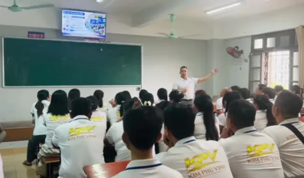 Khung hình mở đầu video: Lớp giáo dục định hướng tại KPV (3)