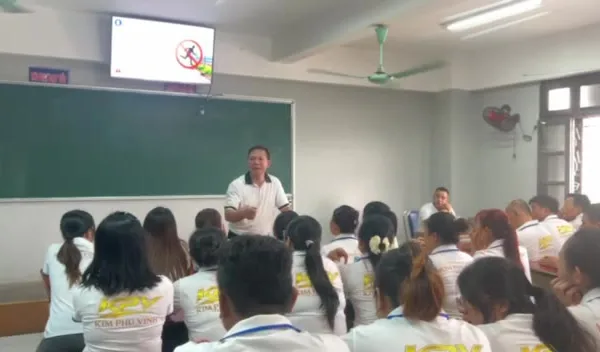 Khung hình mở đầu video: Lớp giáo dục định hướng tại KPV (4)