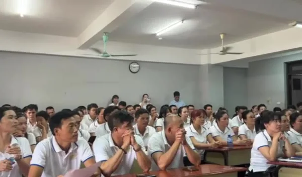 Khung hình mở đầu video: Lớp định hướng đông học viên