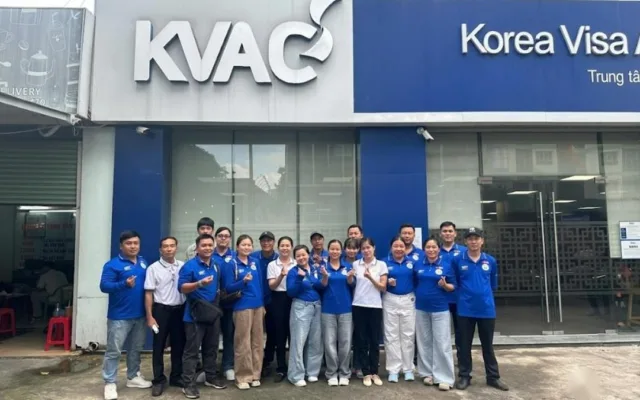 Nhóm mặc áo xanh chụp ảnh trước cửa Korea Visa Application Center (KVAC) – cơ hội du học, việc làm nhờ tiếng Hàn