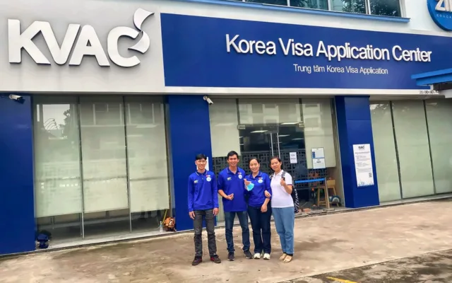Bốn người đứng trước bảng hiệu Korea Visa Application Center (KVAC) – lộ trình du học 6 bước cùng KPV
