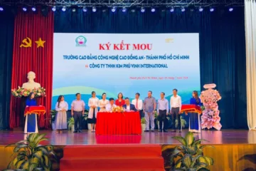 Lễ ký kết MOU giữa Trường CĐ Công nghệ cao Đồng An và Kim Phú Vinh trên sân khấu – Ký MOU với Trường CĐ Công nghệ Cao Đồng An
