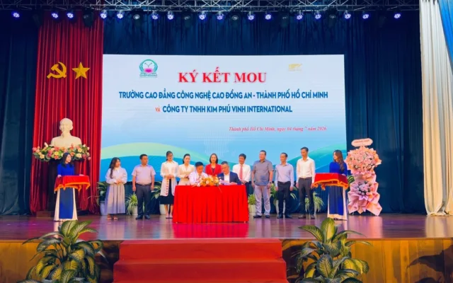 Lễ ký kết MOU giữa Trường Cao đẳng Công nghệ cao Đồng An và Công ty TNHH Kim Phú Vinh International trên sân khấu